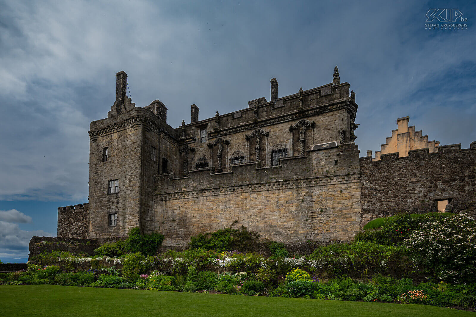Stirling Castle Boven op een grote vulkanische rots in het stadje Stirling ligt het imposante Stirling Castle. Hier versloeg William Wallace in 1297 het Engelse leger. Hij gaf daarmee de Schotten het idee een afzonderlijke natie te zijn. Stefan Cruysberghs